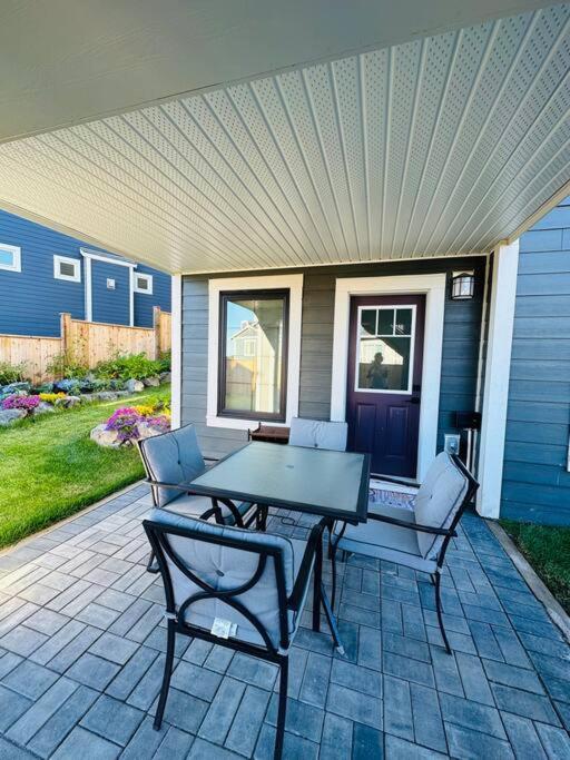The Royal Bay Escape: Cozy 2 bedrooms garden suite