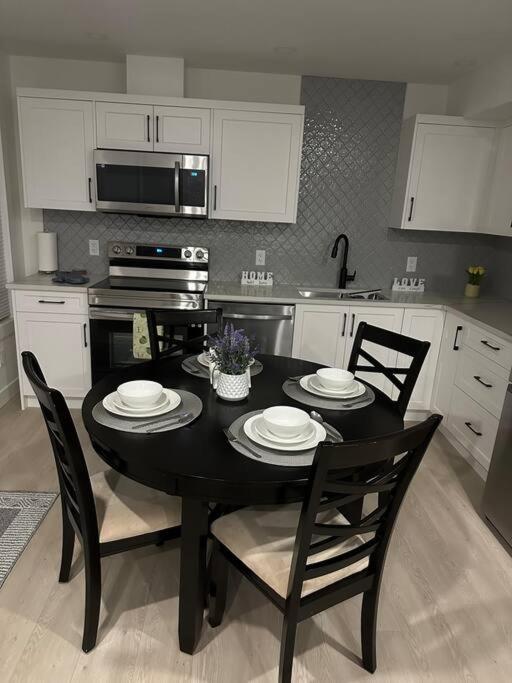 The Royal Bay Escape: Cozy 2 bedrooms garden suite