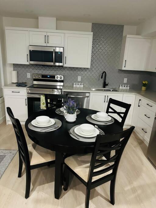 The Royal Bay Escape: Cozy 2 bedrooms garden suite