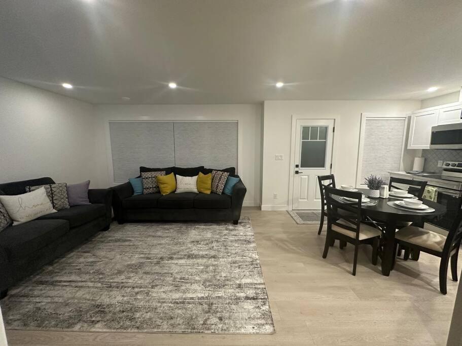 The Royal Bay Escape: Cozy 2 bedrooms garden suite