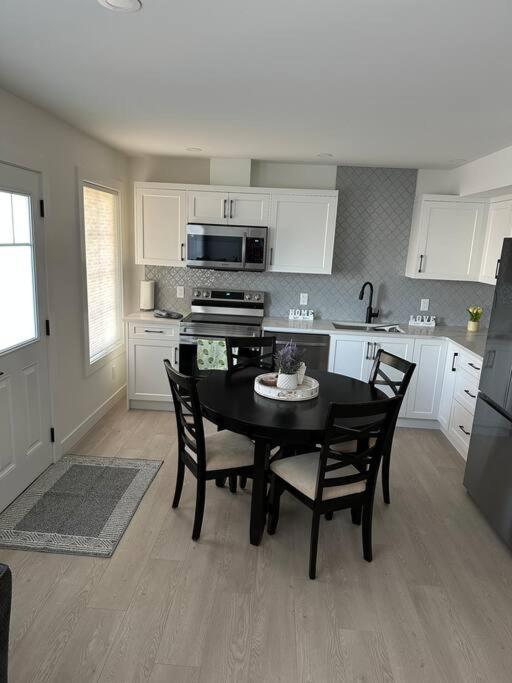 The Royal Bay Escape: Cozy 2 bedrooms garden suite