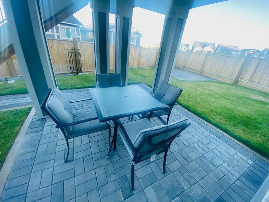 The Royal Bay Escape: Cozy 2 bedrooms garden suite