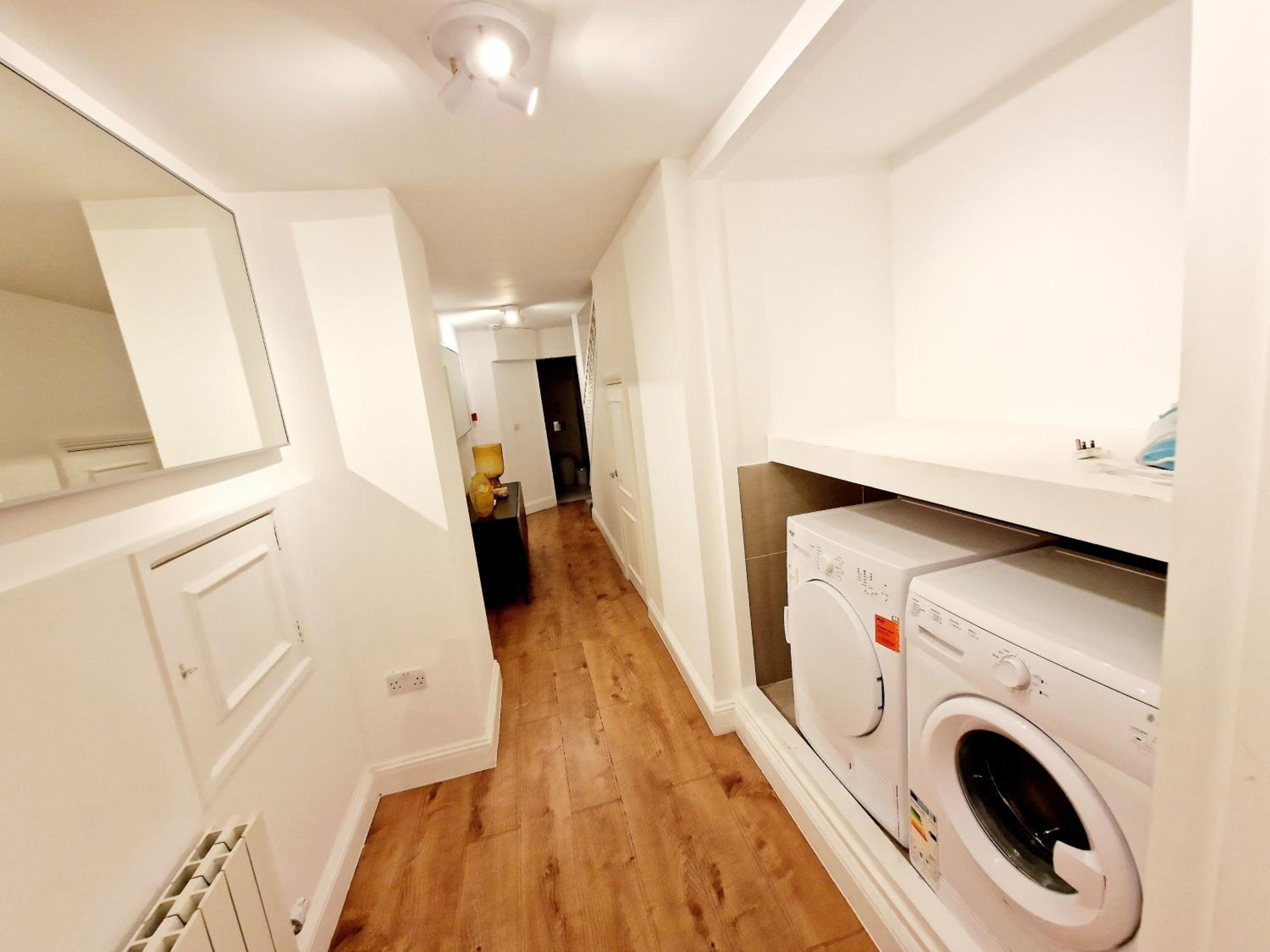 Stunning Hyde Park Home, Ground Floor Maisonette, Duplex, near Tube Metro Stations