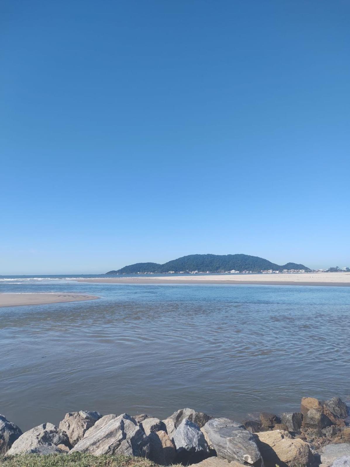 Apto com churrasqueira 500m do mar com vista da salaSacada para horizonte
