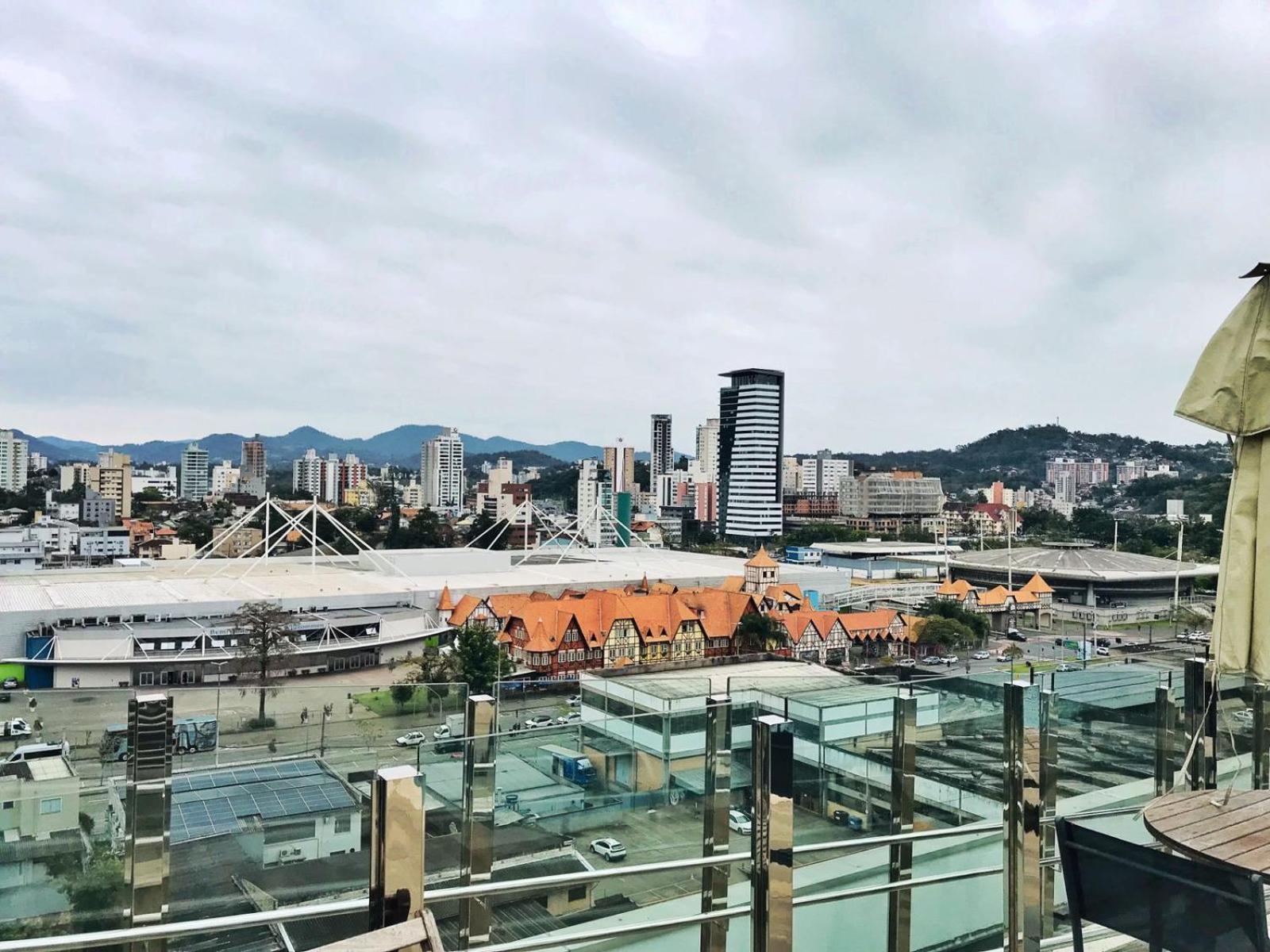 Apartamento Moderno ao Lado da Oktoberfest - Piscina & Academia - Wi-Fi & Estacionamento Gratuito