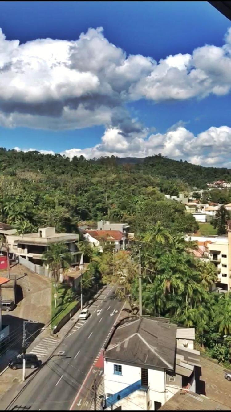 Apartamento Moderno ao Lado da Oktoberfest - Piscina & Academia - Wi-Fi & Estacionamento Gratuito