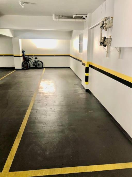 3 suítes grandes, 4 garagens, Vista mar, ótima localização a 2 minutos do mar em Meia Praia - Itapema