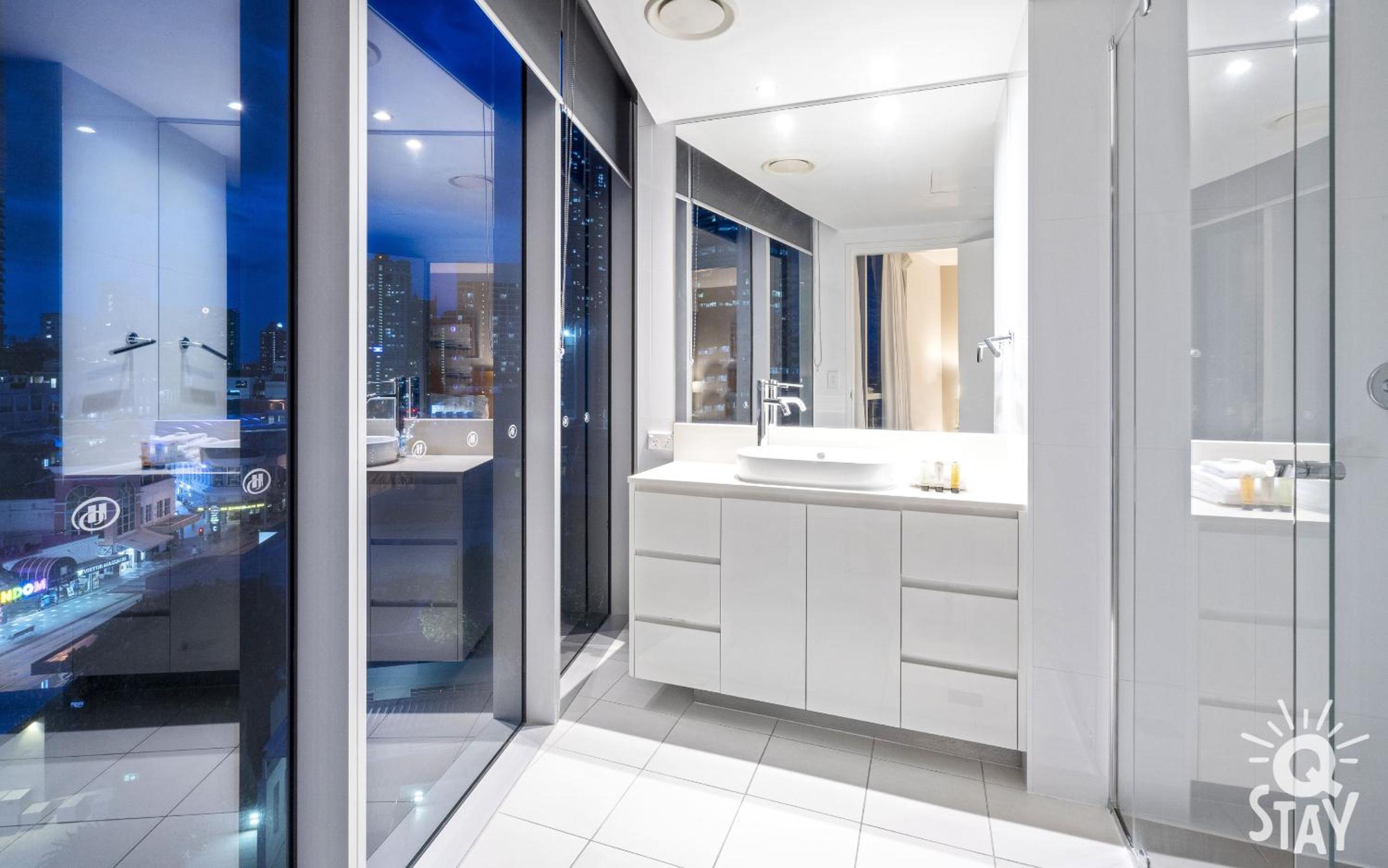 H'Residence Surfers Paradise MID WEEK MADNESS DEAL - Q Stay