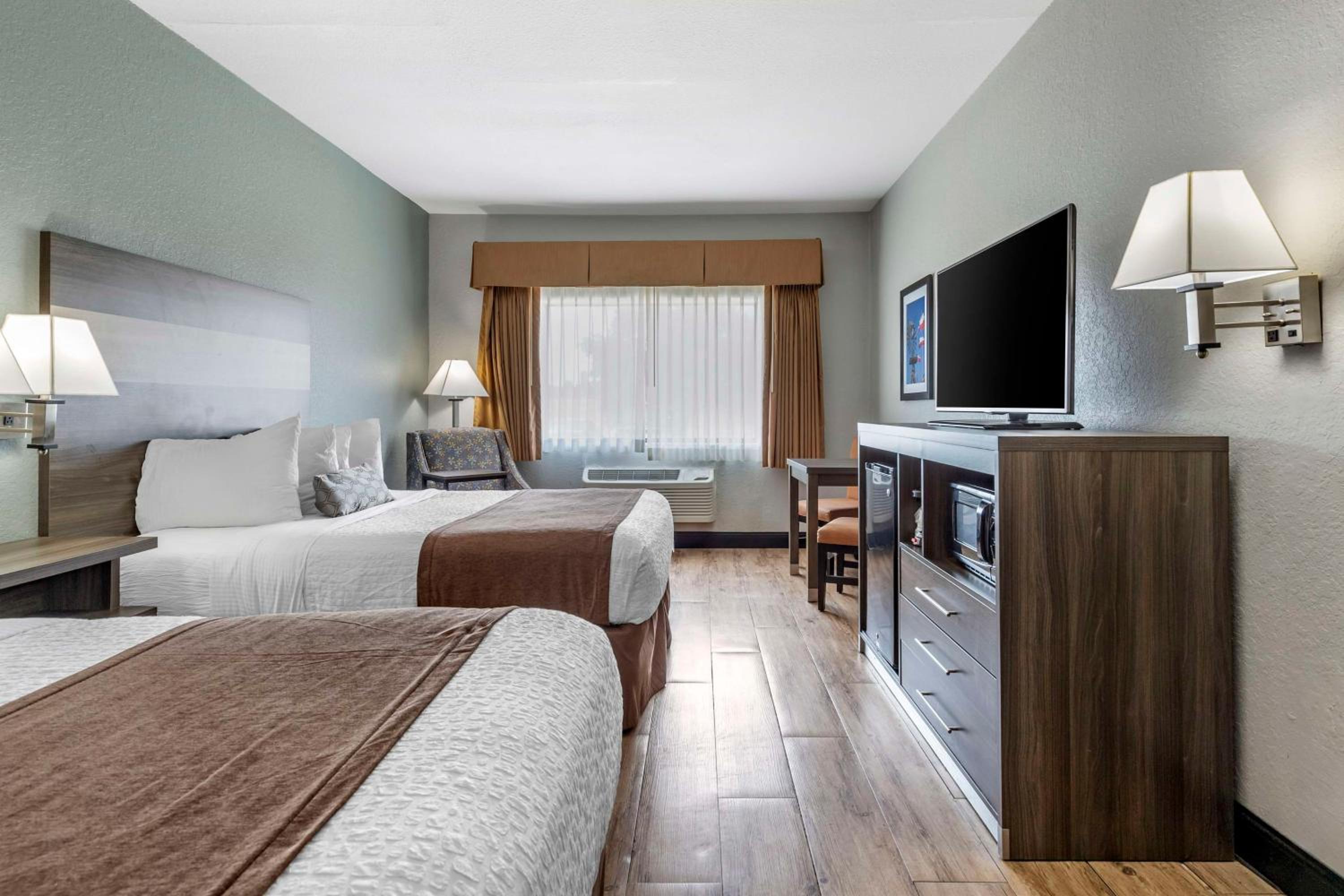 Victoria Vacations - Best Western PLUS Victoria Inn  Suites - Property Image 6