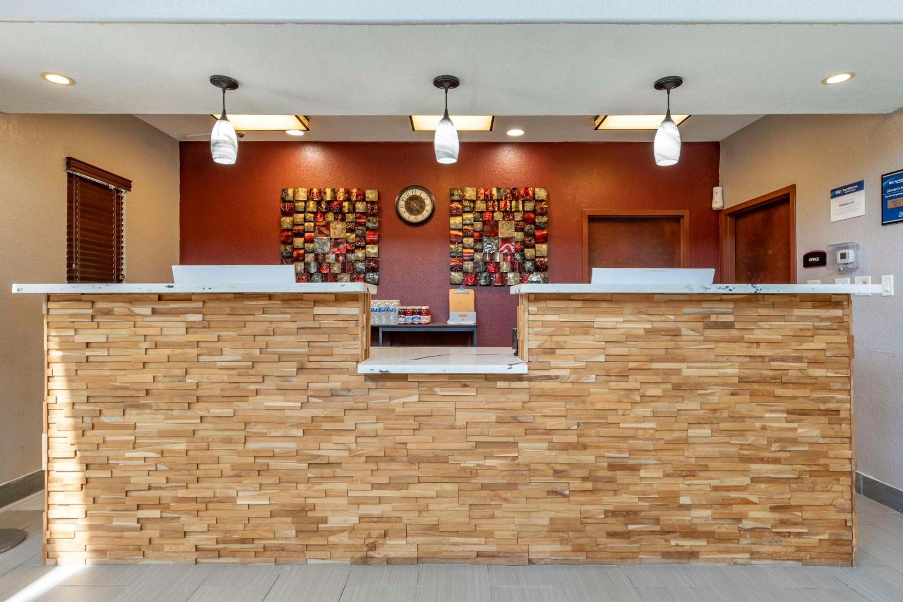 Victoria Vacations - Best Western PLUS Victoria Inn  Suites - Property Image 10