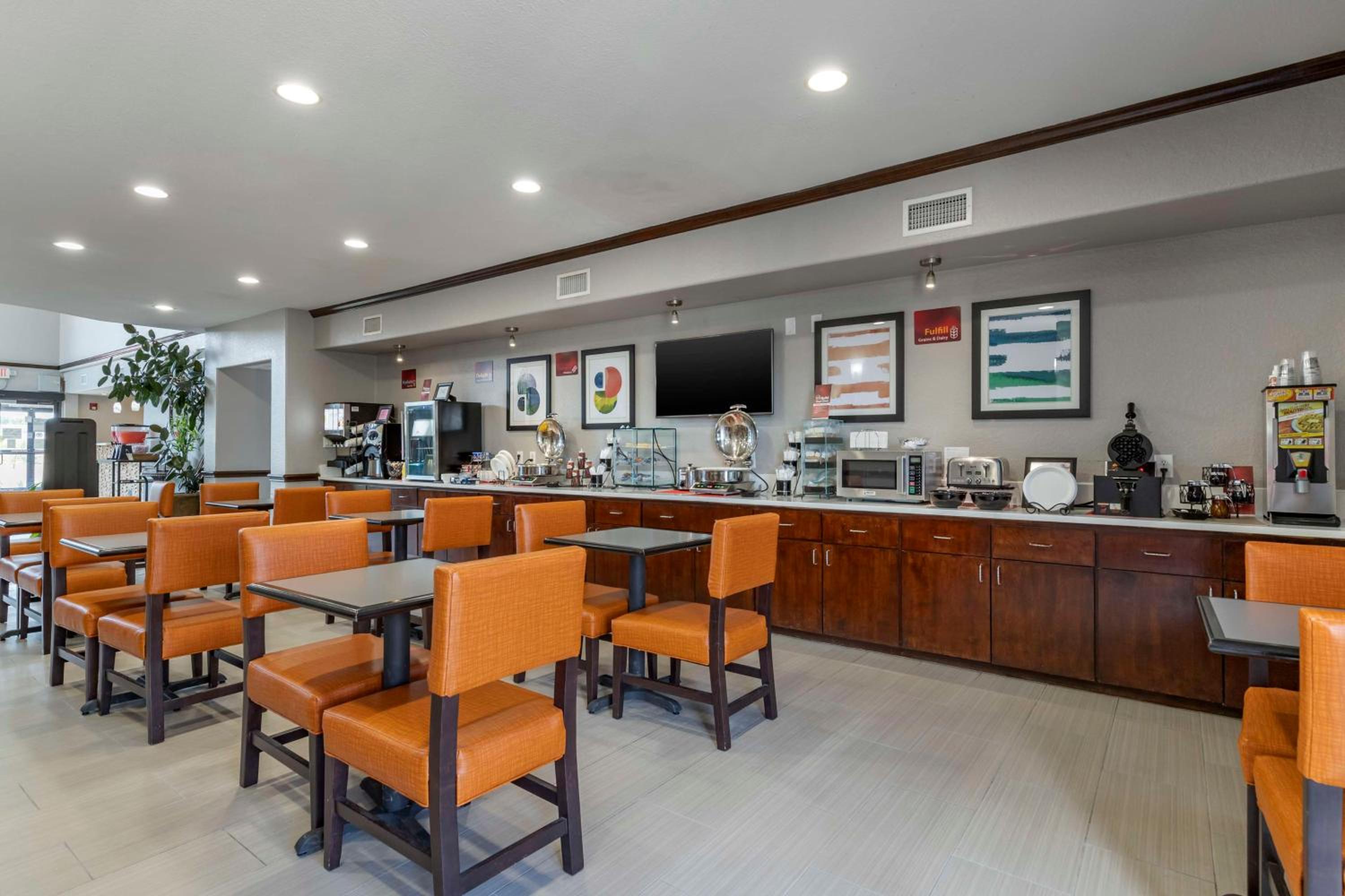 Victoria Vacations - Best Western PLUS Victoria Inn  Suites - Property Image 1