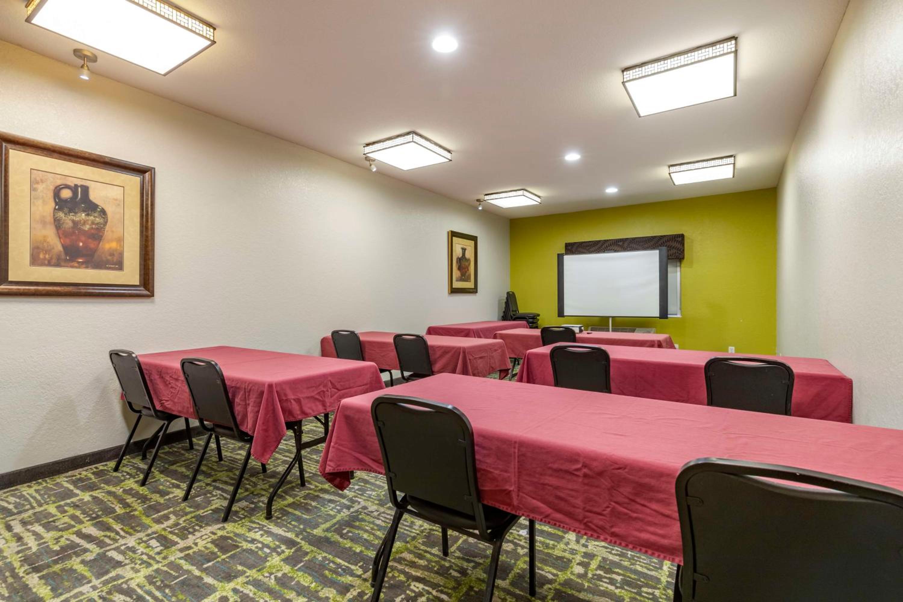 Victoria Vacations - Best Western PLUS Victoria Inn  Suites - Property Image 12