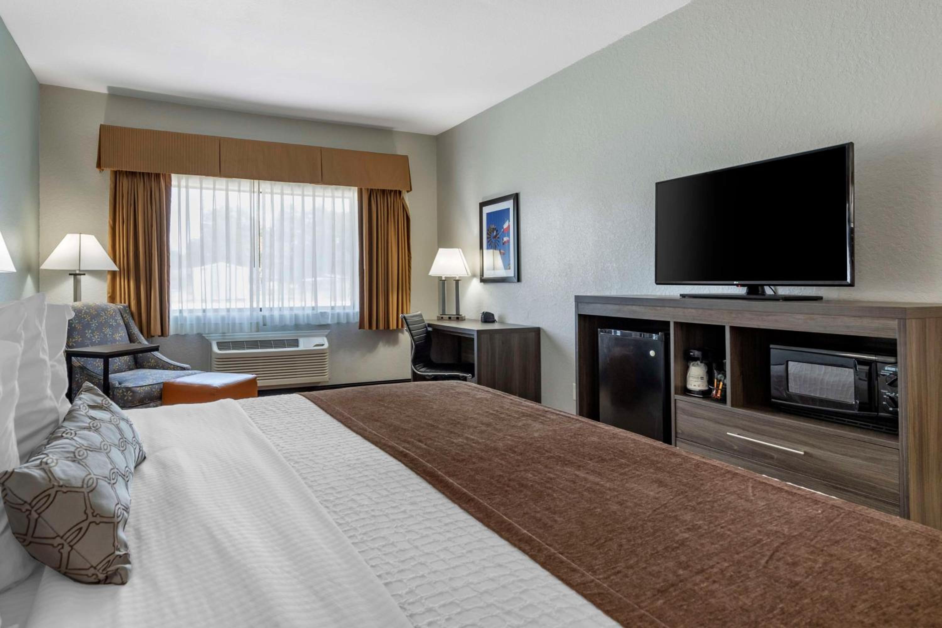 Victoria Vacations - Best Western PLUS Victoria Inn  Suites - Property Image 9