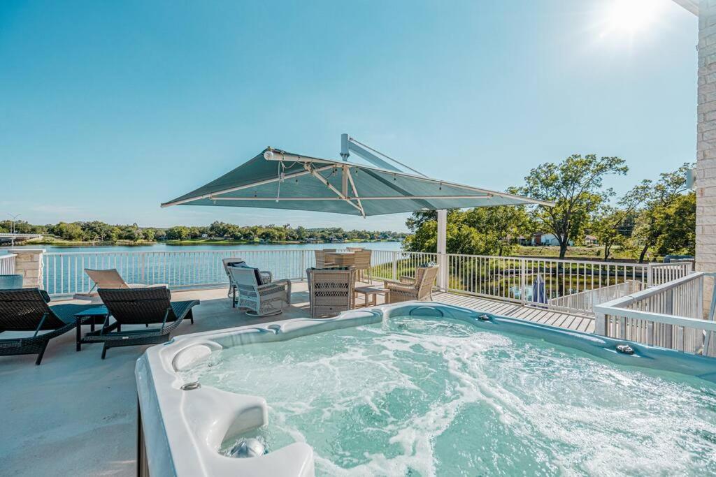 New Big Blue in LBJ Waterfront with a Private Pool view 3