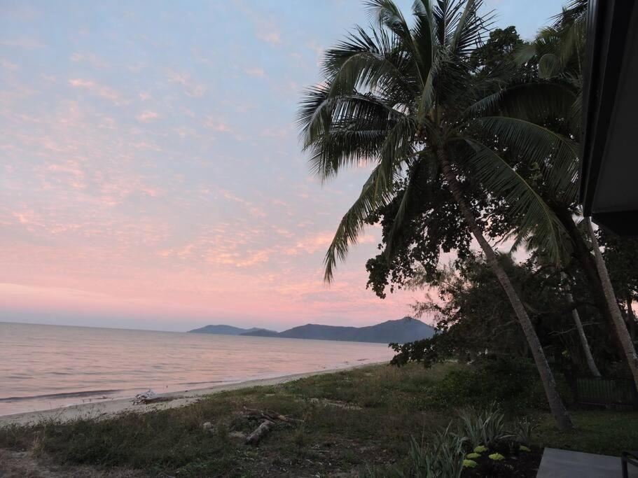 Sandcastle Retreat - Absolute Cairns beachfront