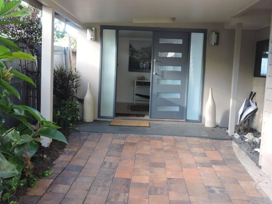 Sandcastle Retreat - Absolute Cairns beachfront