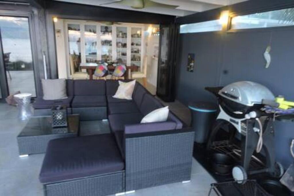 Sandcastle Retreat - Absolute Cairns beachfront