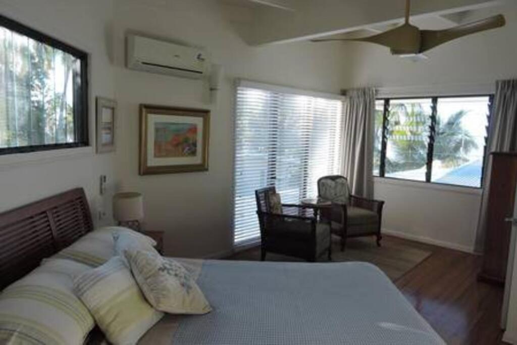 Sandcastle Retreat - Absolute Cairns beachfront