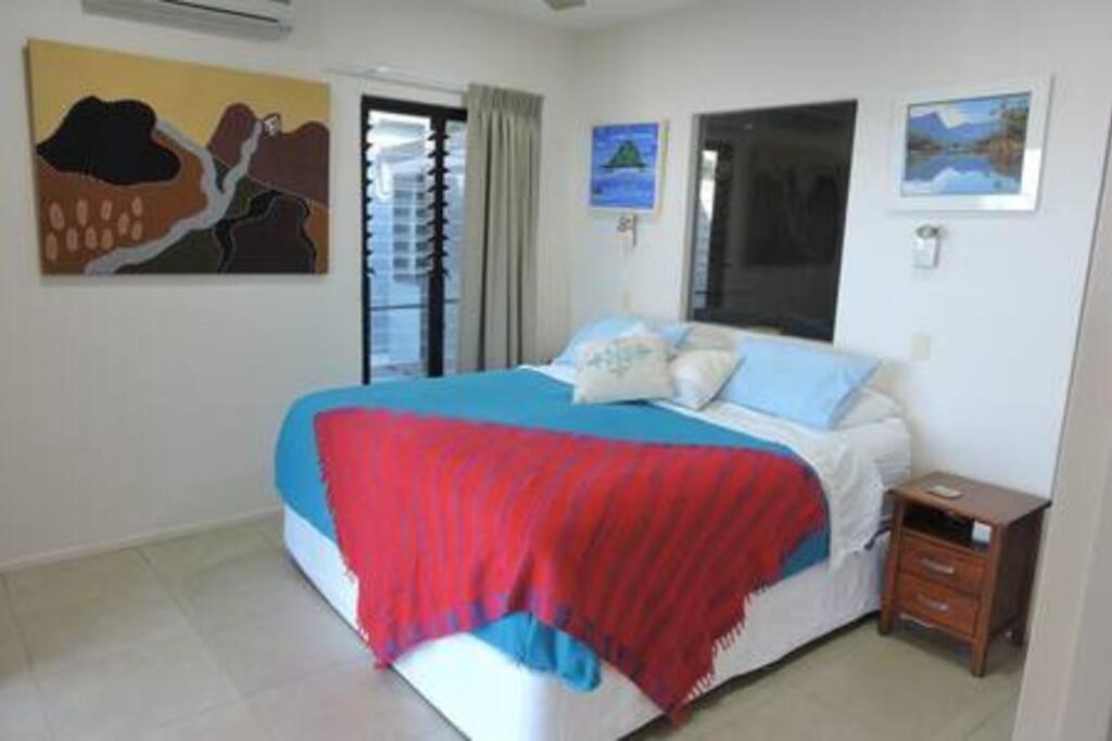 Sandcastle Retreat - Absolute Cairns beachfront