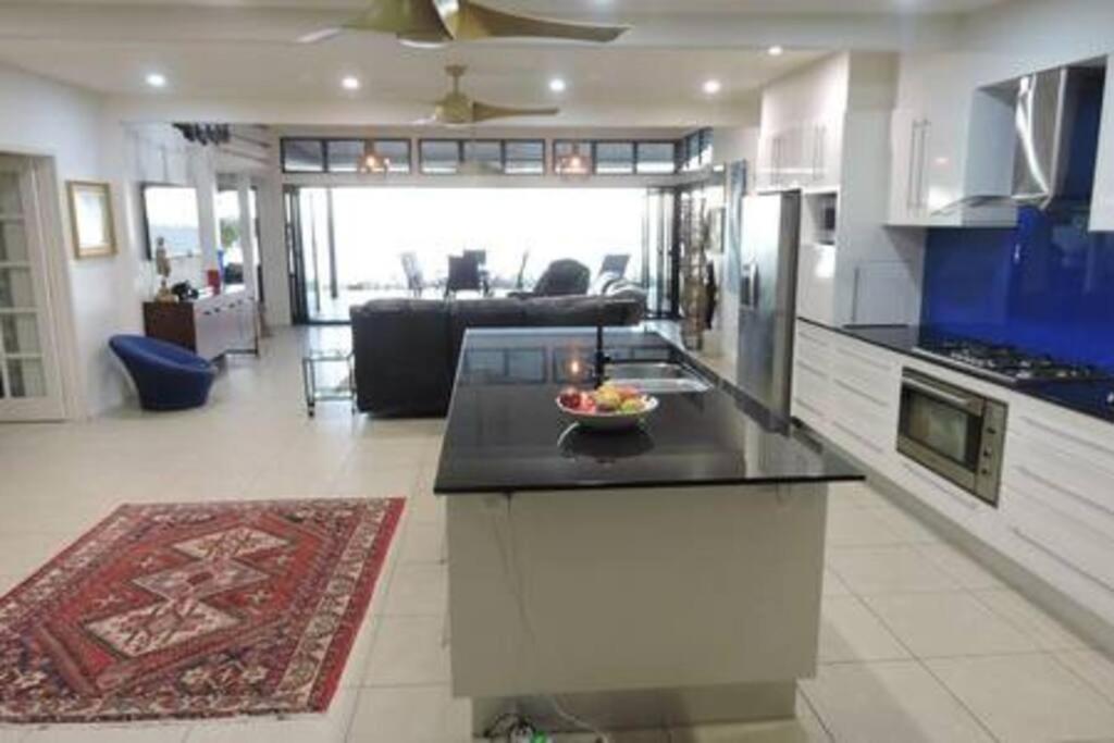 Sandcastle Retreat - Absolute Cairns beachfront