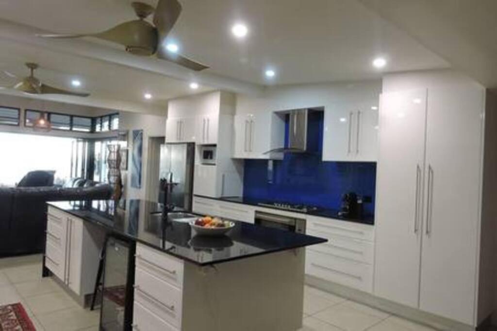 Sandcastle Retreat - Absolute Cairns beachfront