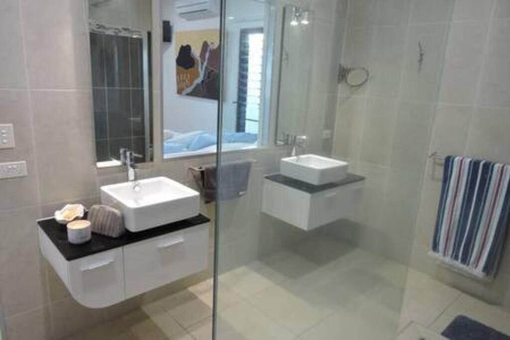 Sandcastle Retreat - Absolute Cairns beachfront