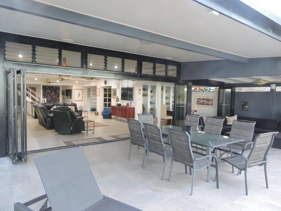 Sandcastle Retreat - Absolute Cairns beachfront