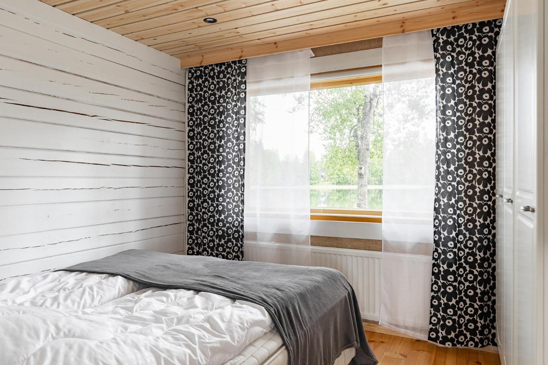 Hirsihuvila yksityisessä niemessä Petäjävedellä