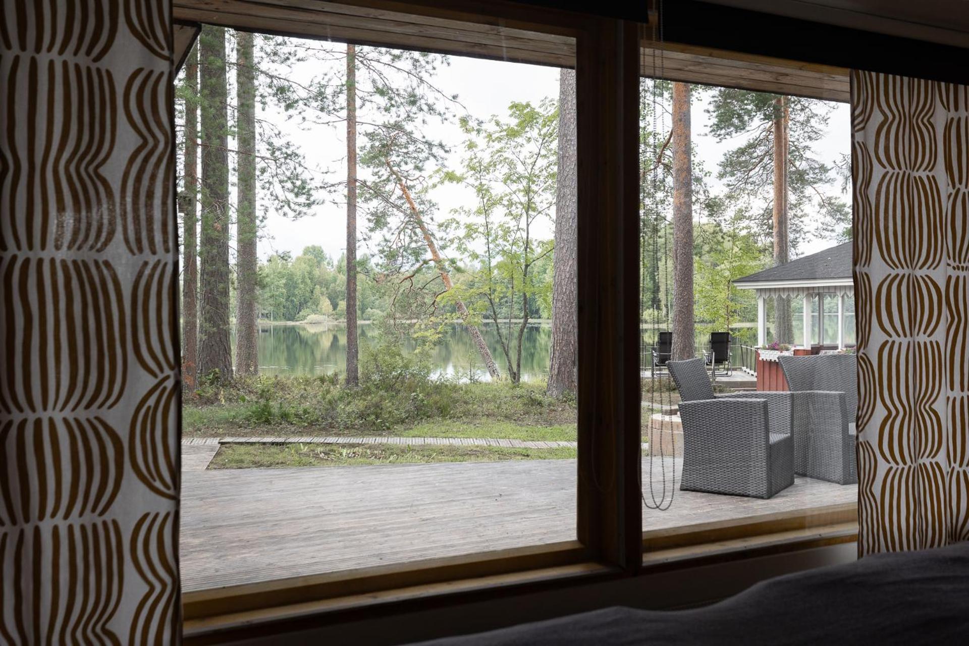 Hirsihuvila yksityisessä niemessä Petäjävedellä