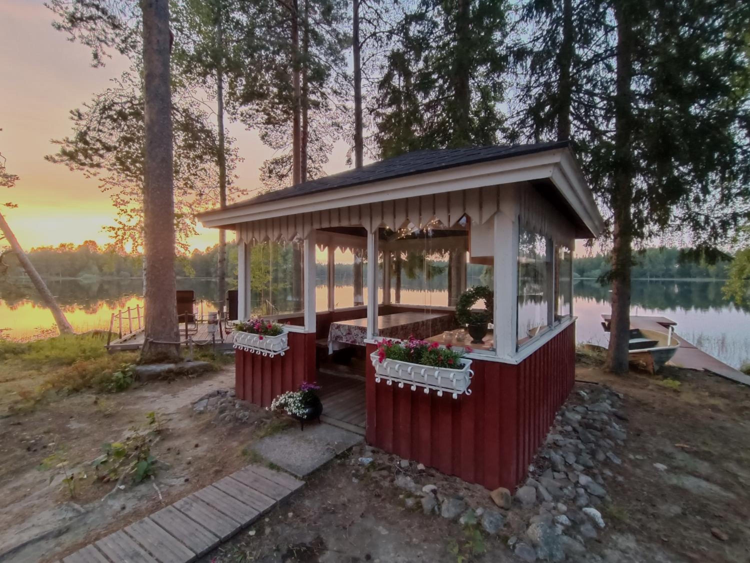 Hirsihuvila yksityisessä niemessä Petäjävedellä