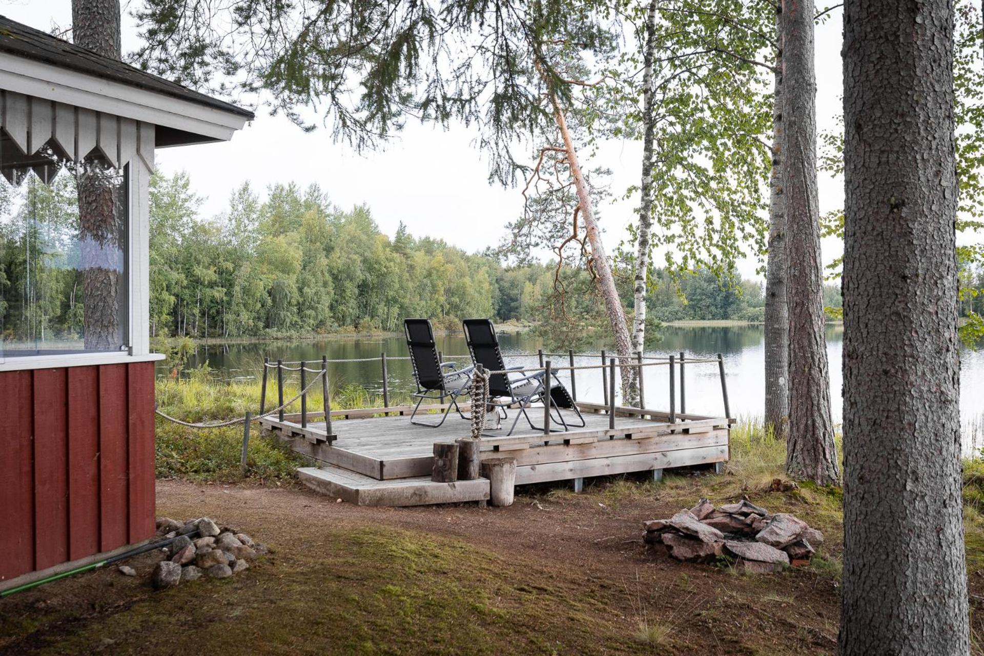 Hirsihuvila yksityisessä niemessä Petäjävedellä