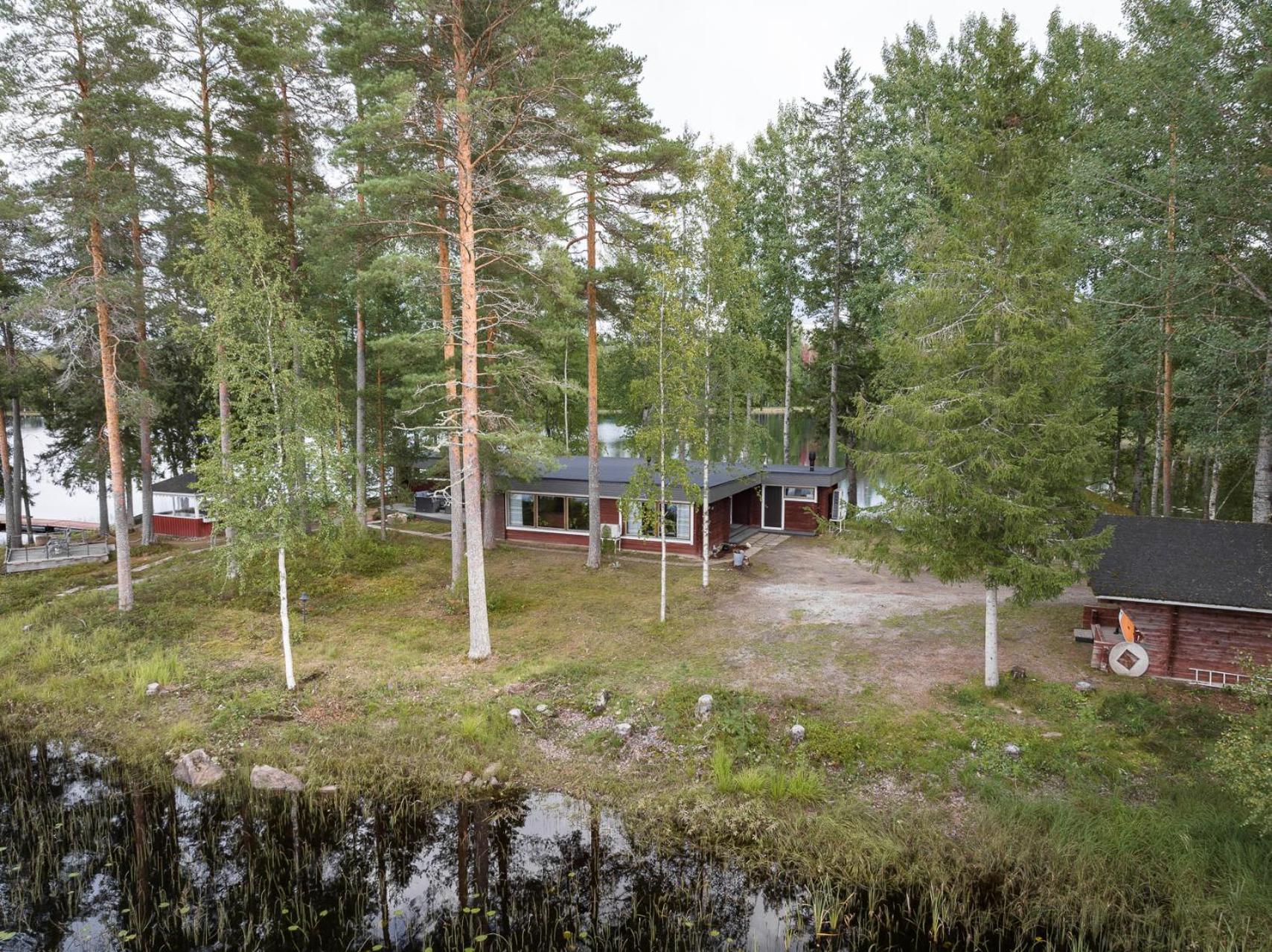 Hirsihuvila yksityisessä niemessä Petäjävedellä