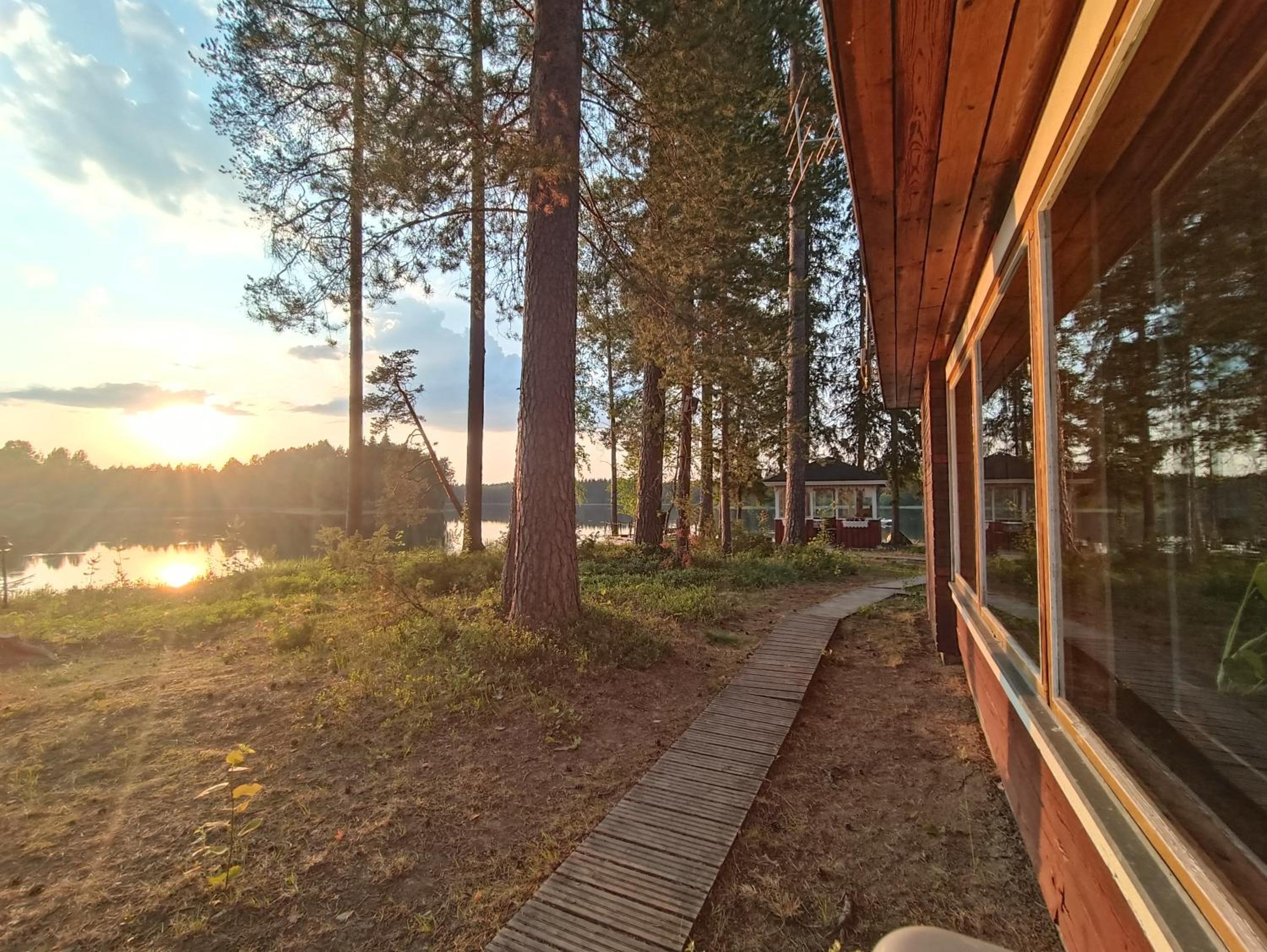 Hirsihuvila yksityisessä niemessä Petäjävedellä