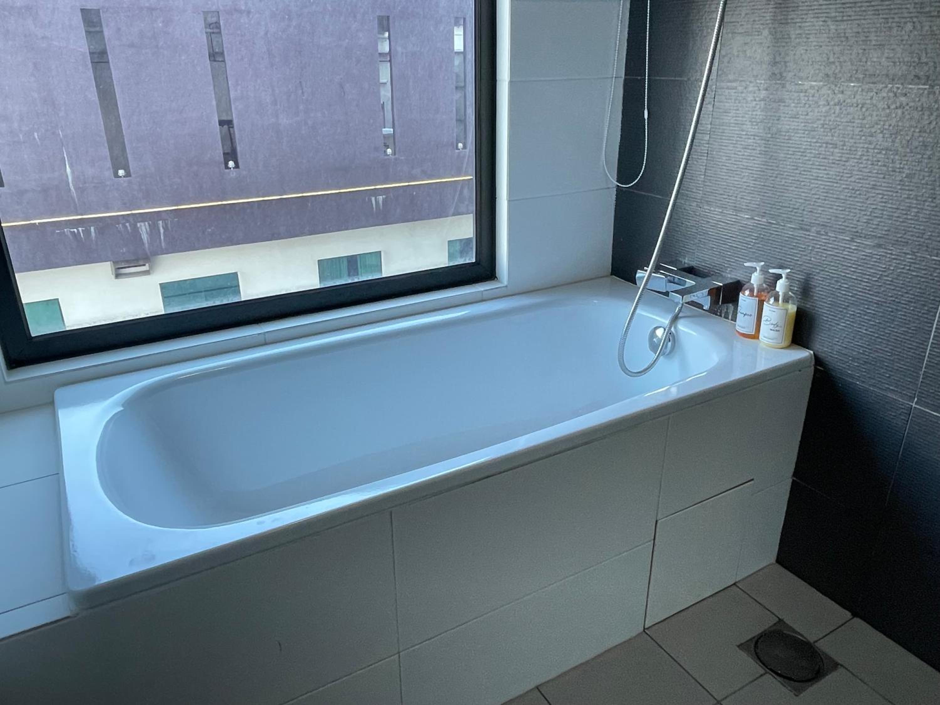 Luxe Suasana with Hot Tub by YoHome Homestay