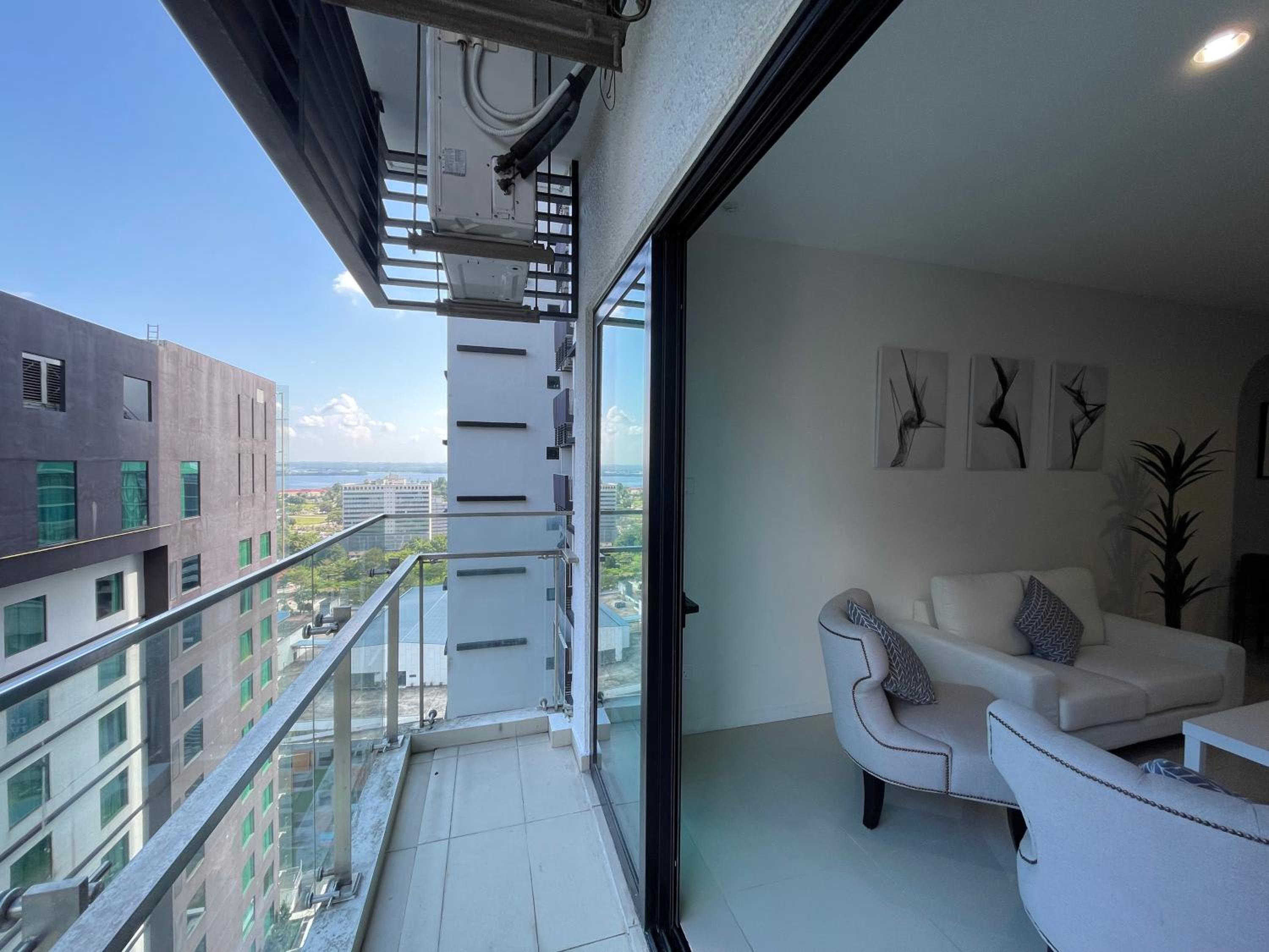 Luxe Suasana with Hot Tub by YoHome Homestay