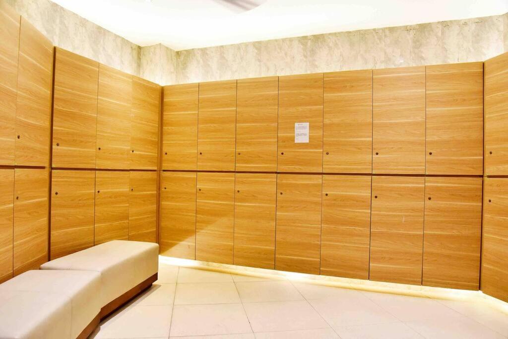 Vintage Style High Rise 3BR with Netflix at R&F