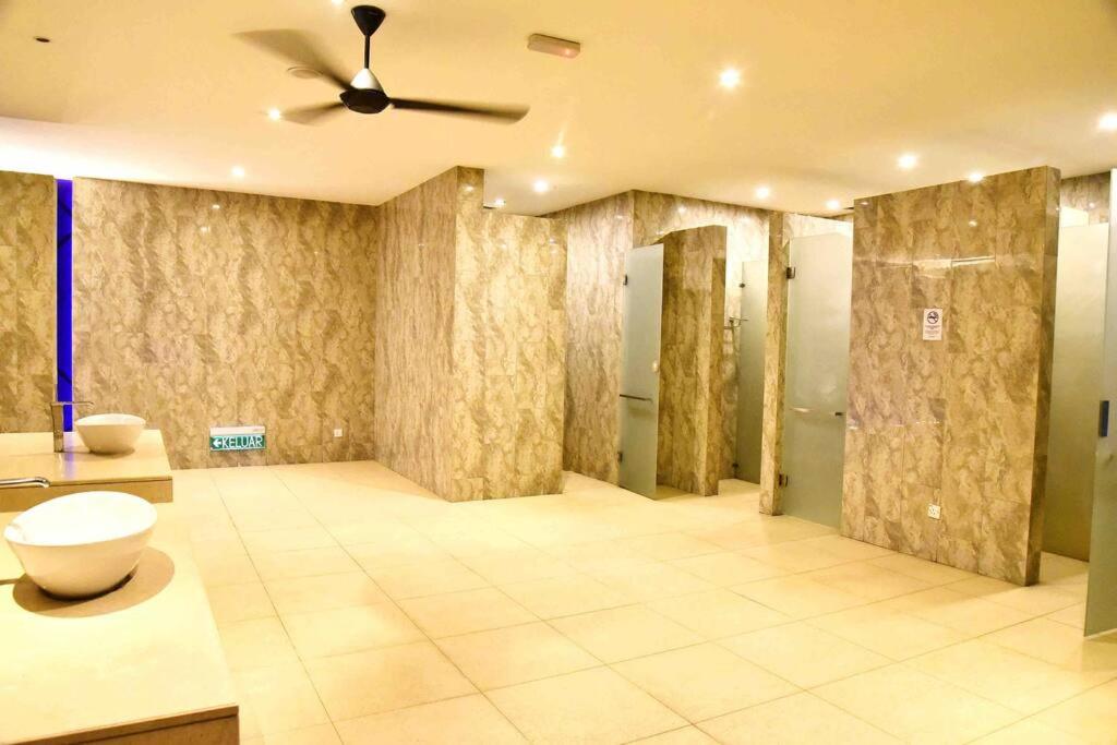 Vintage Style High Rise 3BR with Netflix at R&F