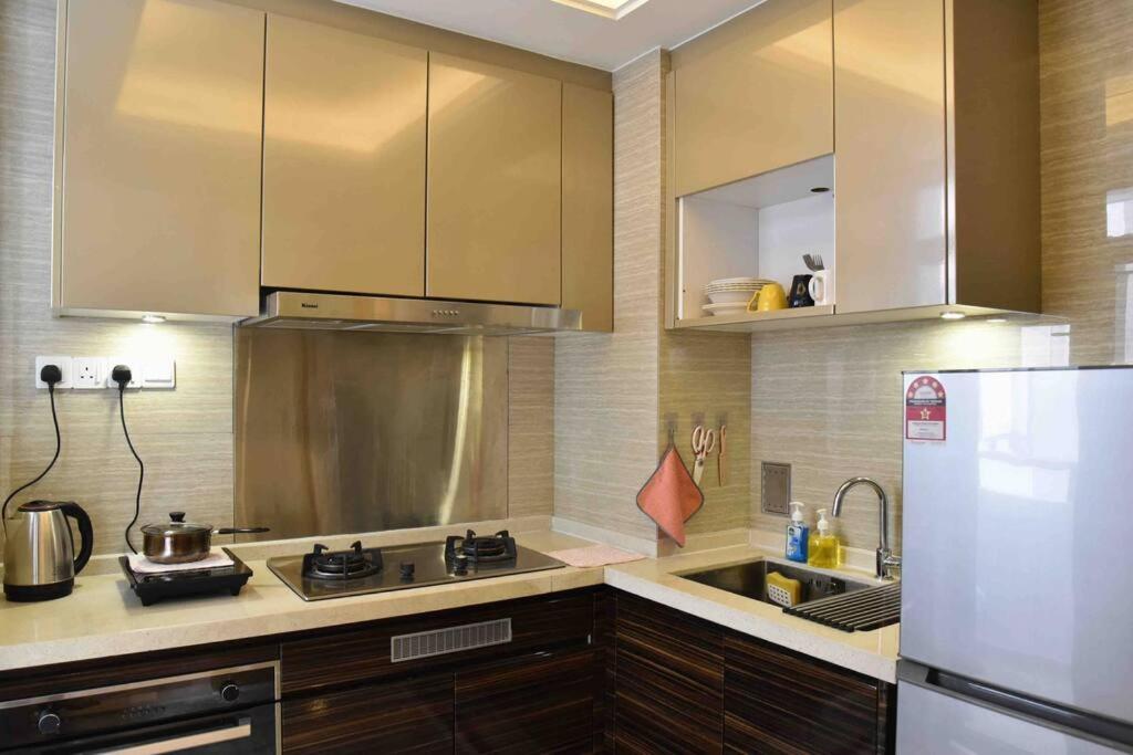 Vintage Style High Rise 3BR with Netflix at R&F
