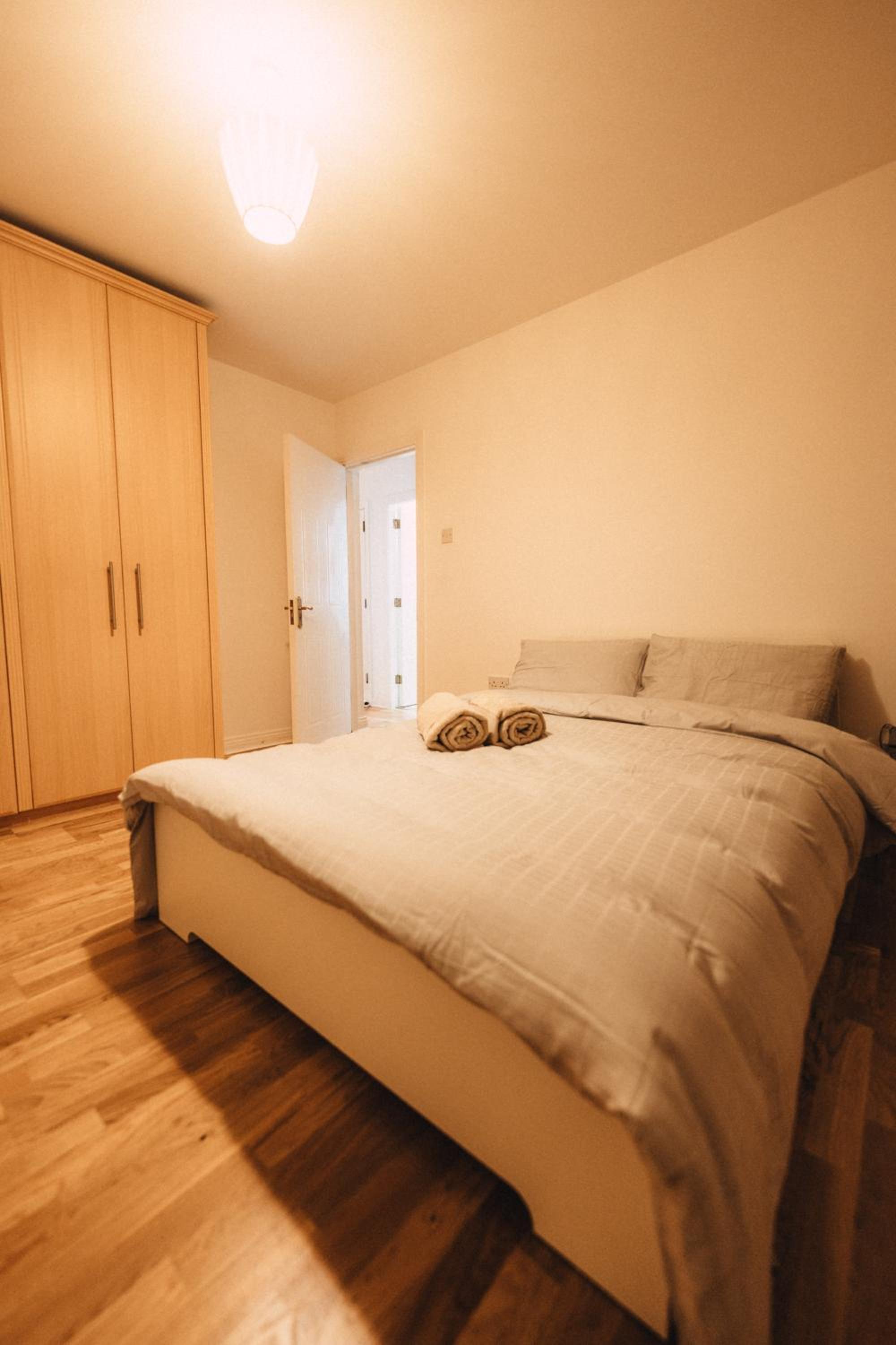 GoldenGlow Apartment 15 MIN Airport