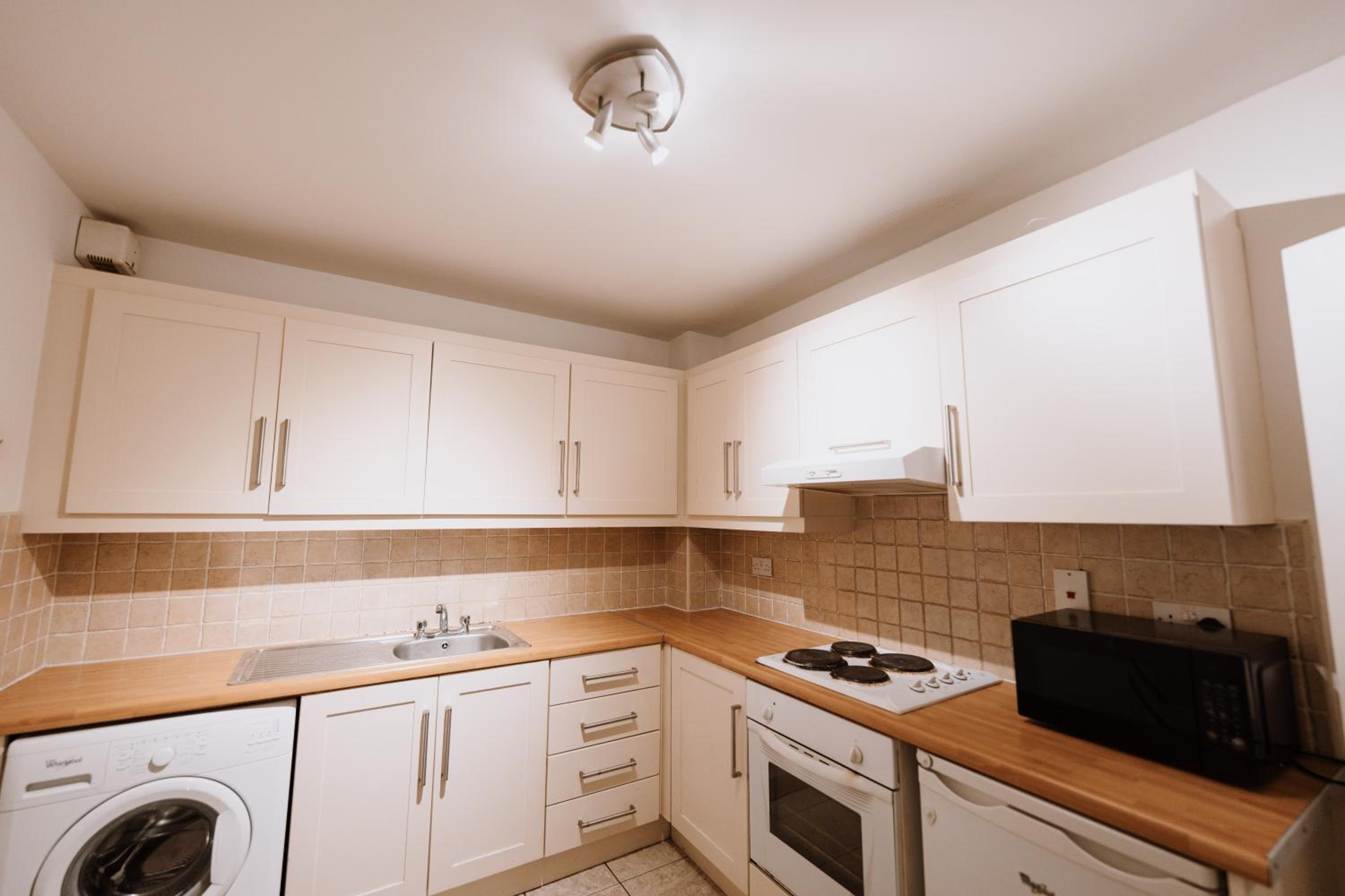 GoldenGlow Apartment 15 MIN Airport