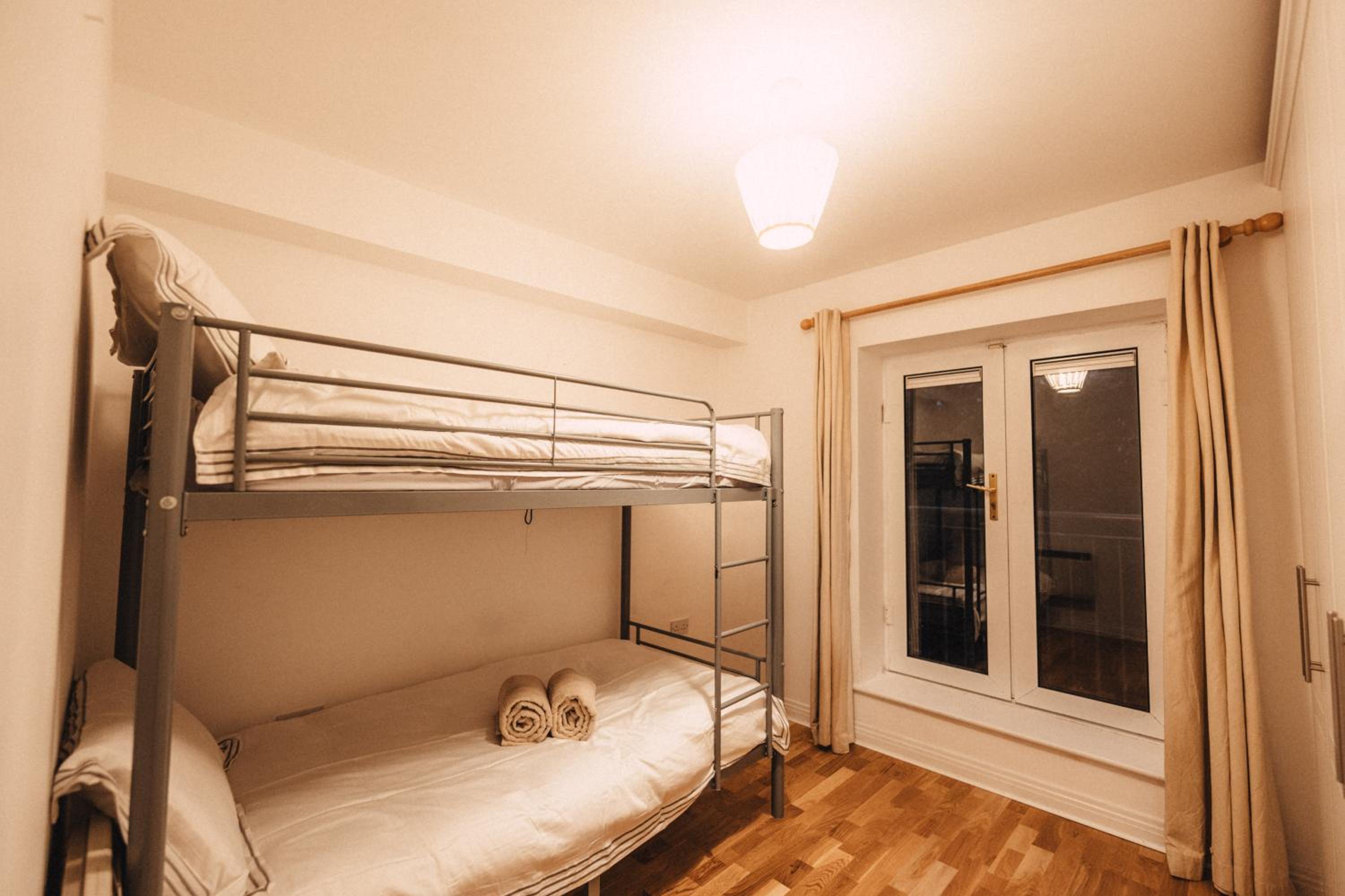 GoldenGlow Apartment 15 MIN Airport