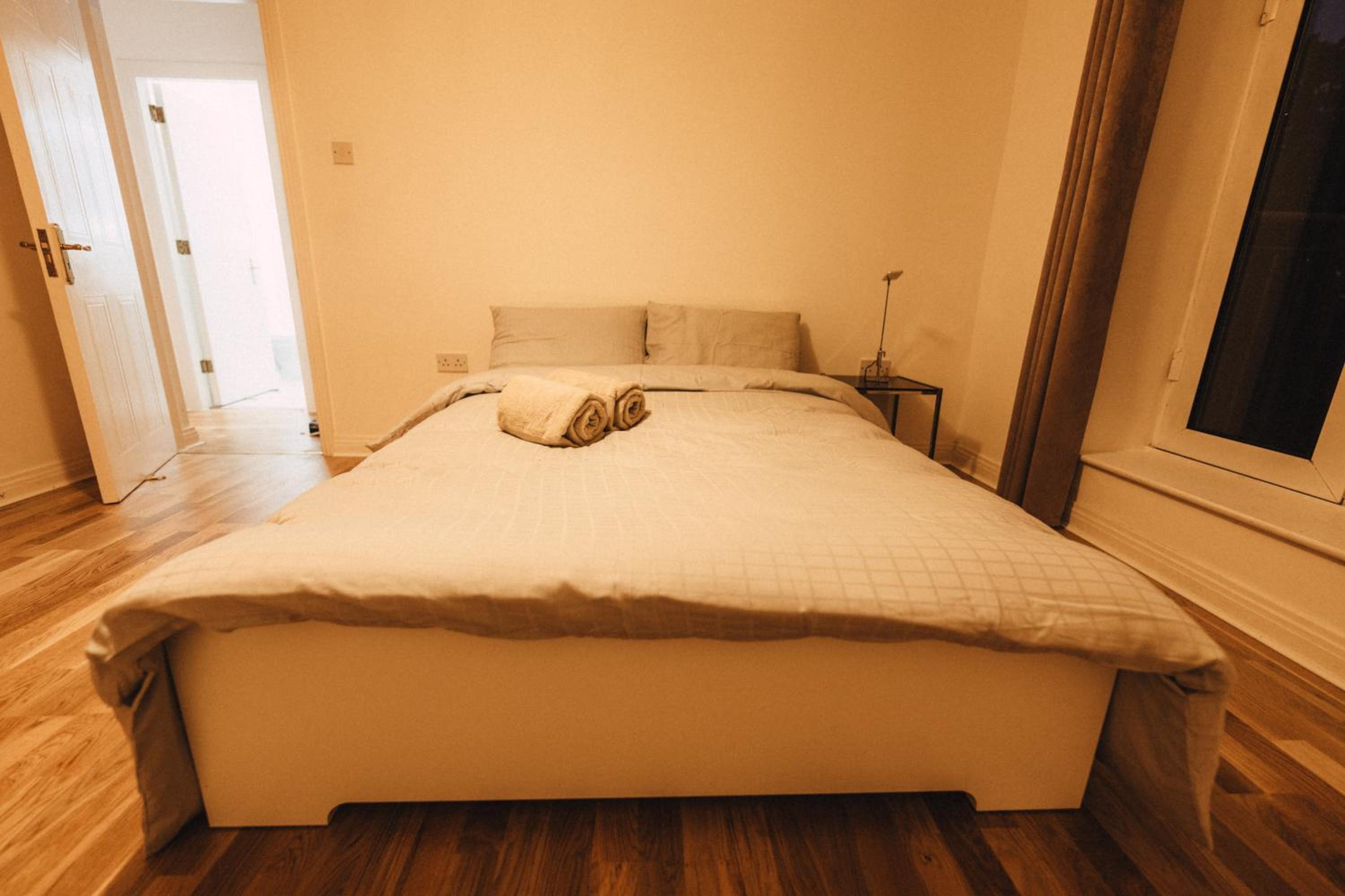 GoldenGlow Apartment 15 MIN Airport