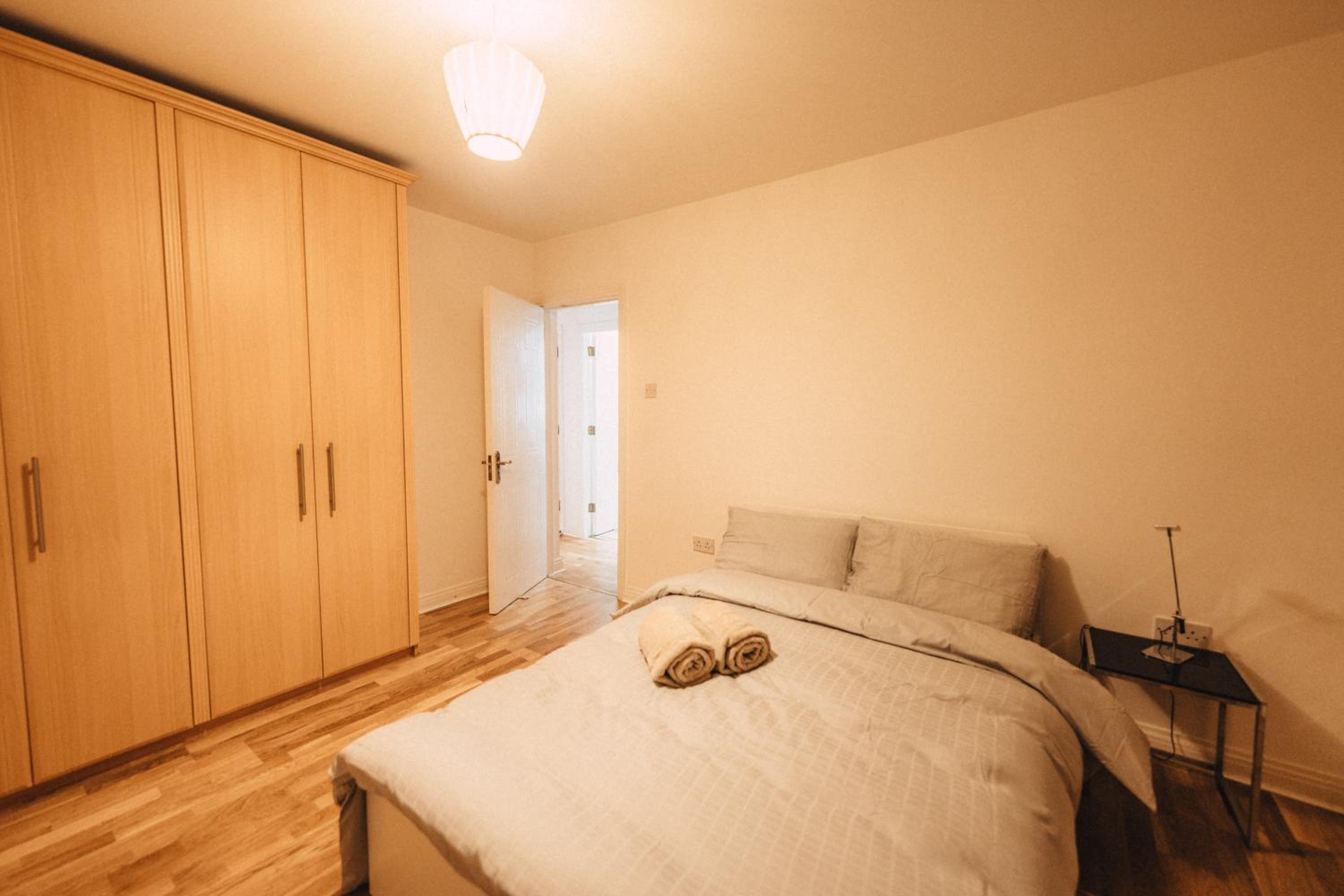 GoldenGlow Apartment 15 MIN Airport