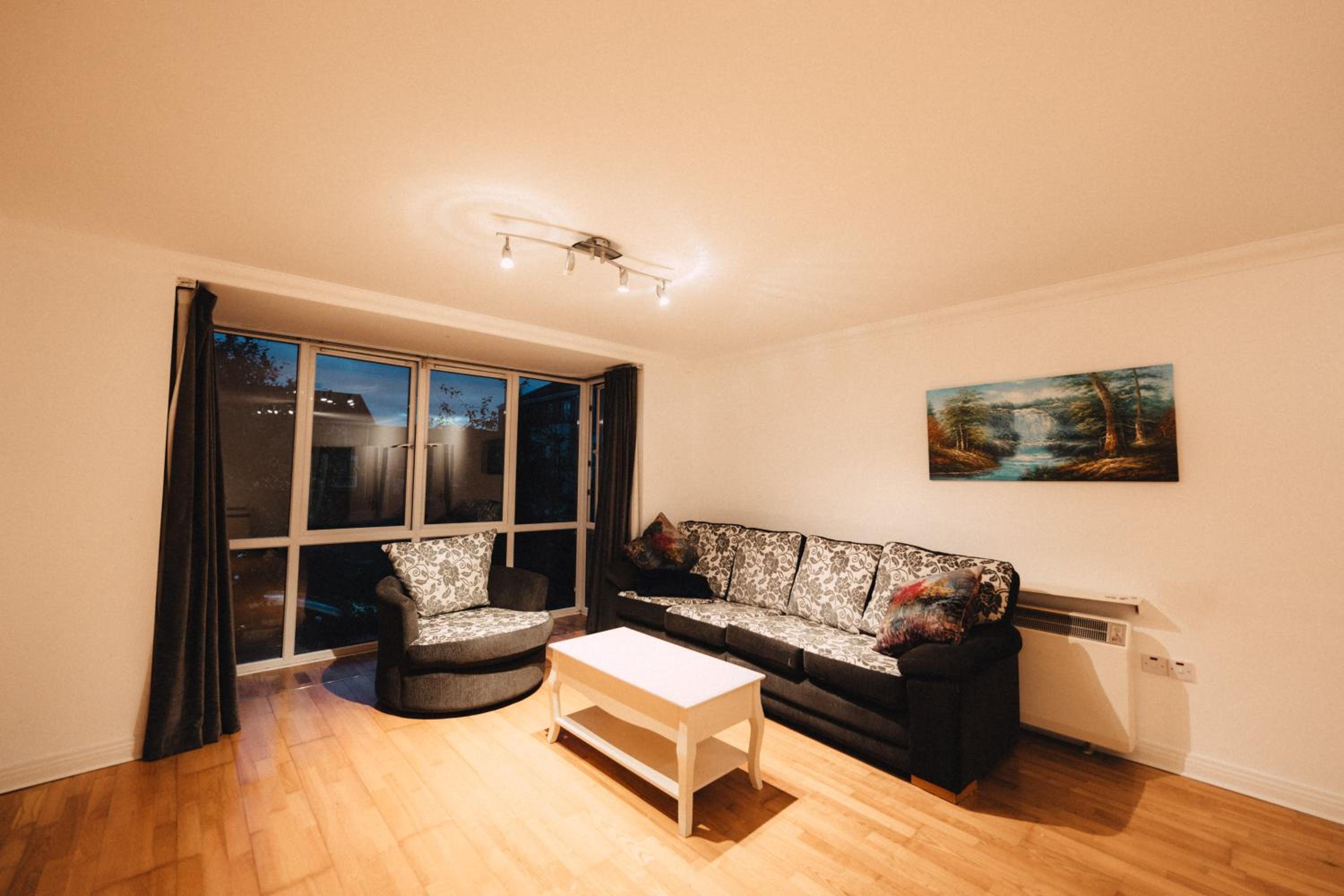 GoldenGlow Apartment 15 MIN Airport