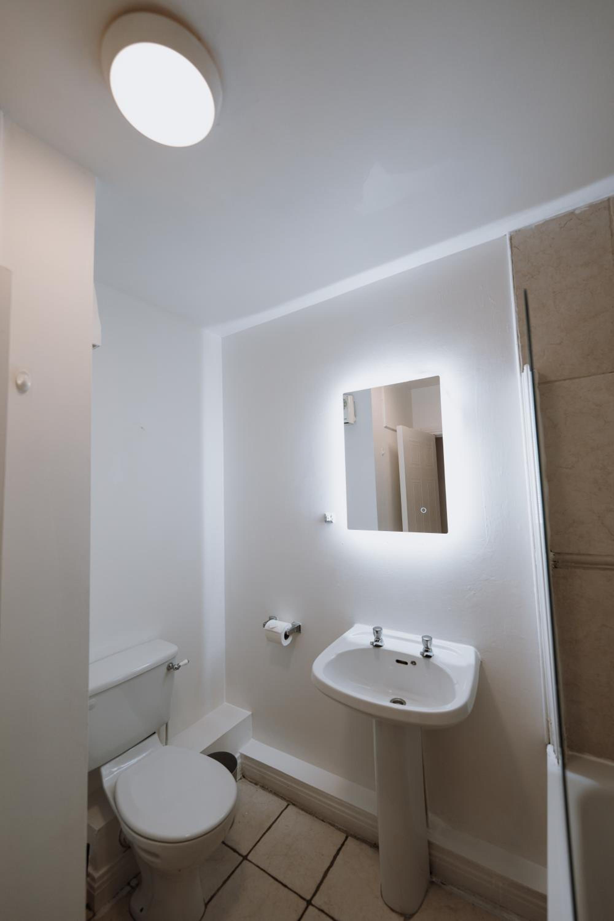 GoldenGlow Apartment 15 MIN Airport
