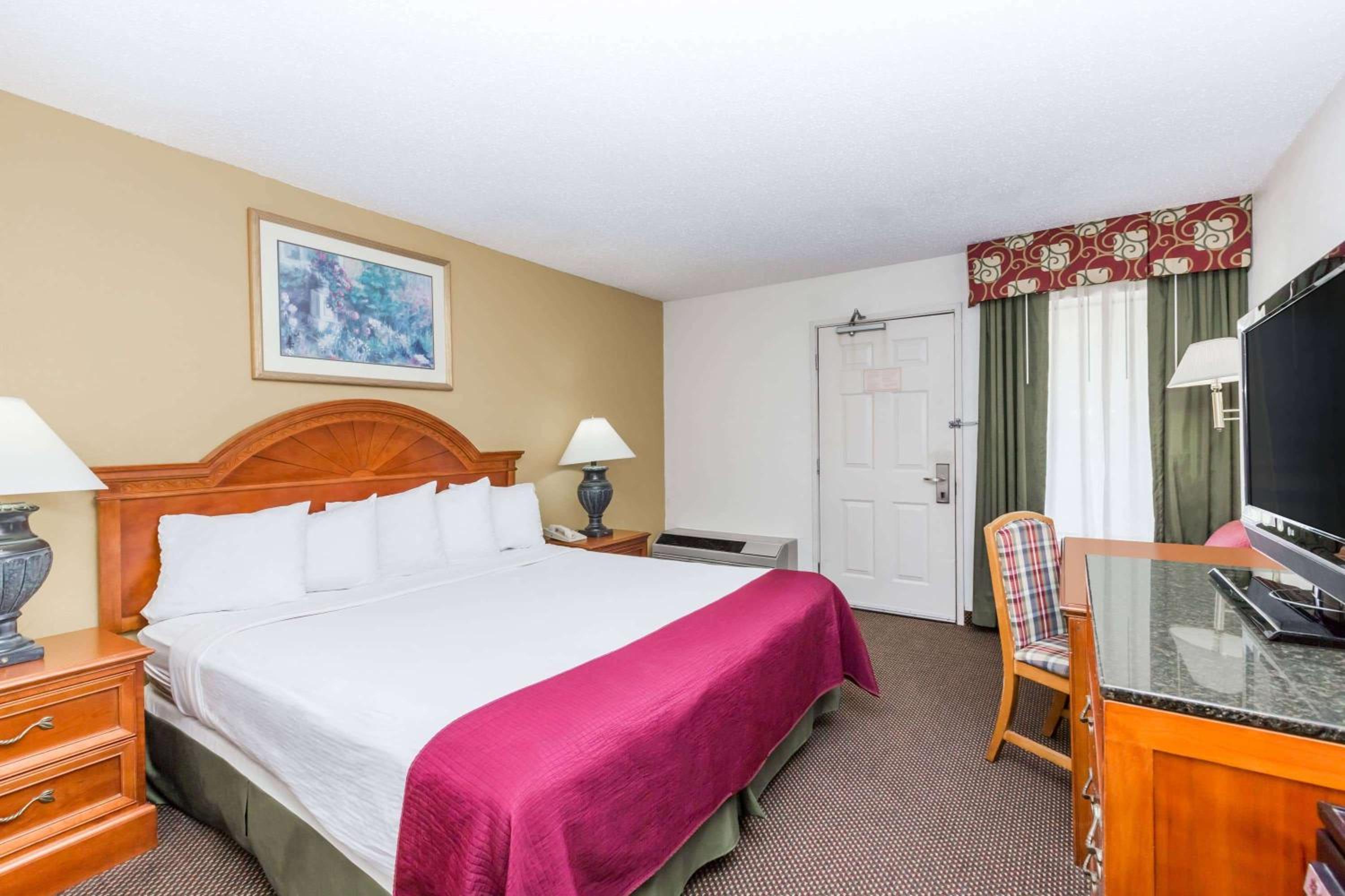 Des Moines Vacations - Days Inn by Wyndham West Des Moines - Clive - Property Image 4