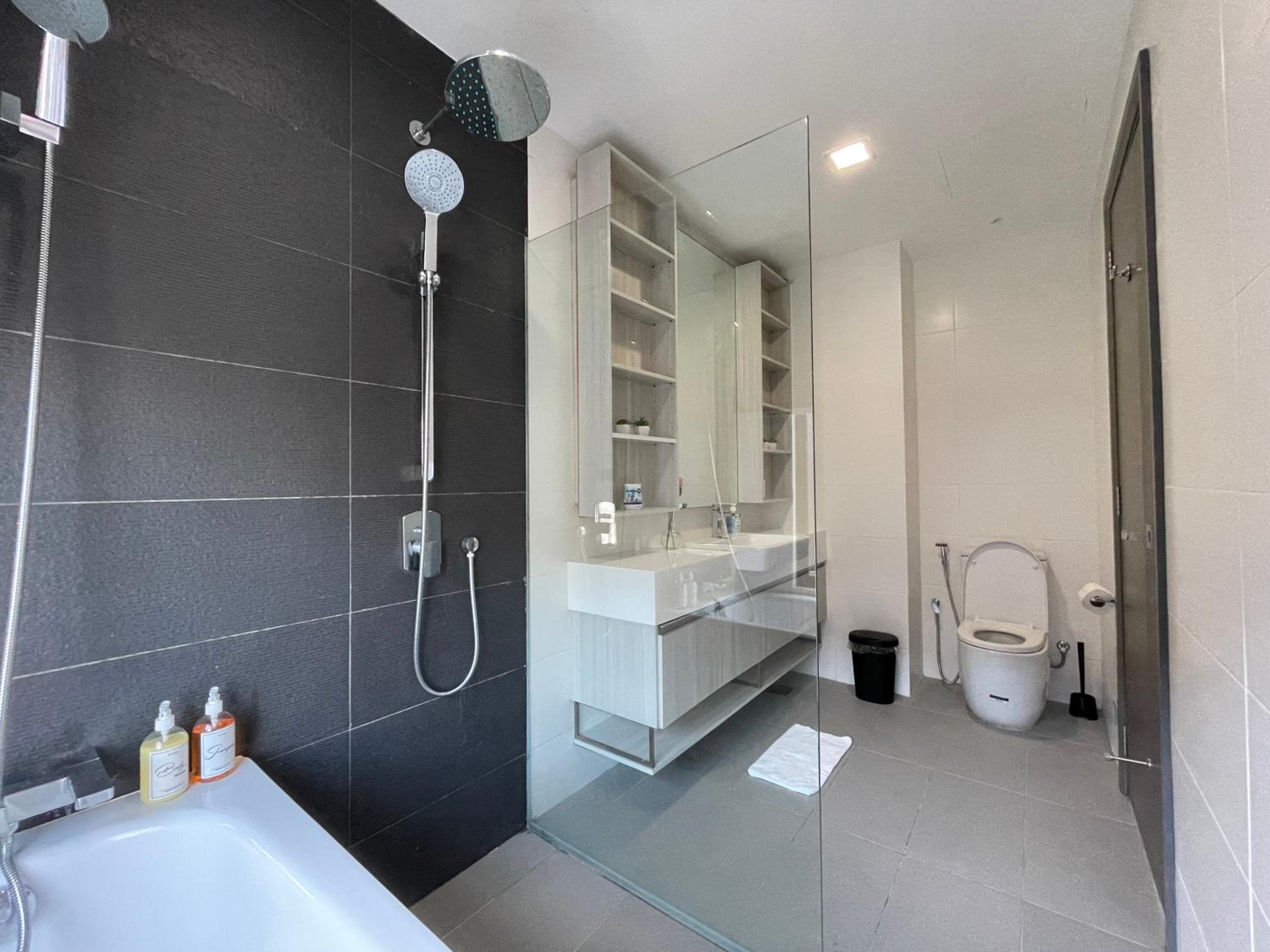 Luxe Suasana with Hot Tub by YoHome Homestay