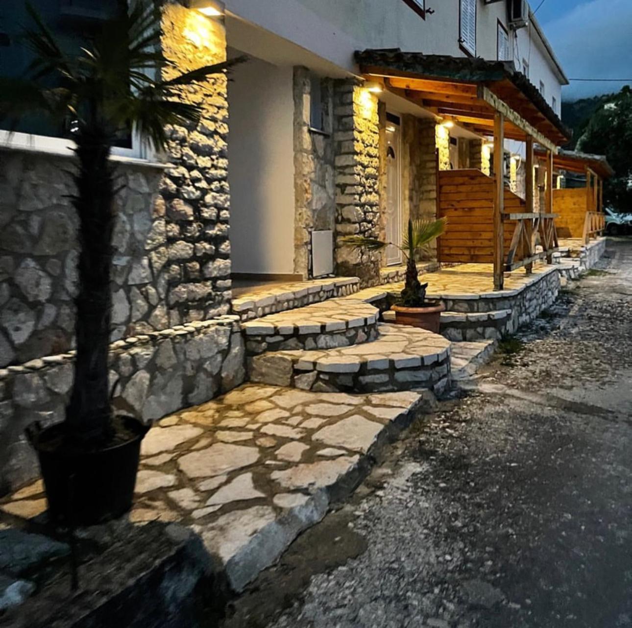 Jona Rooms