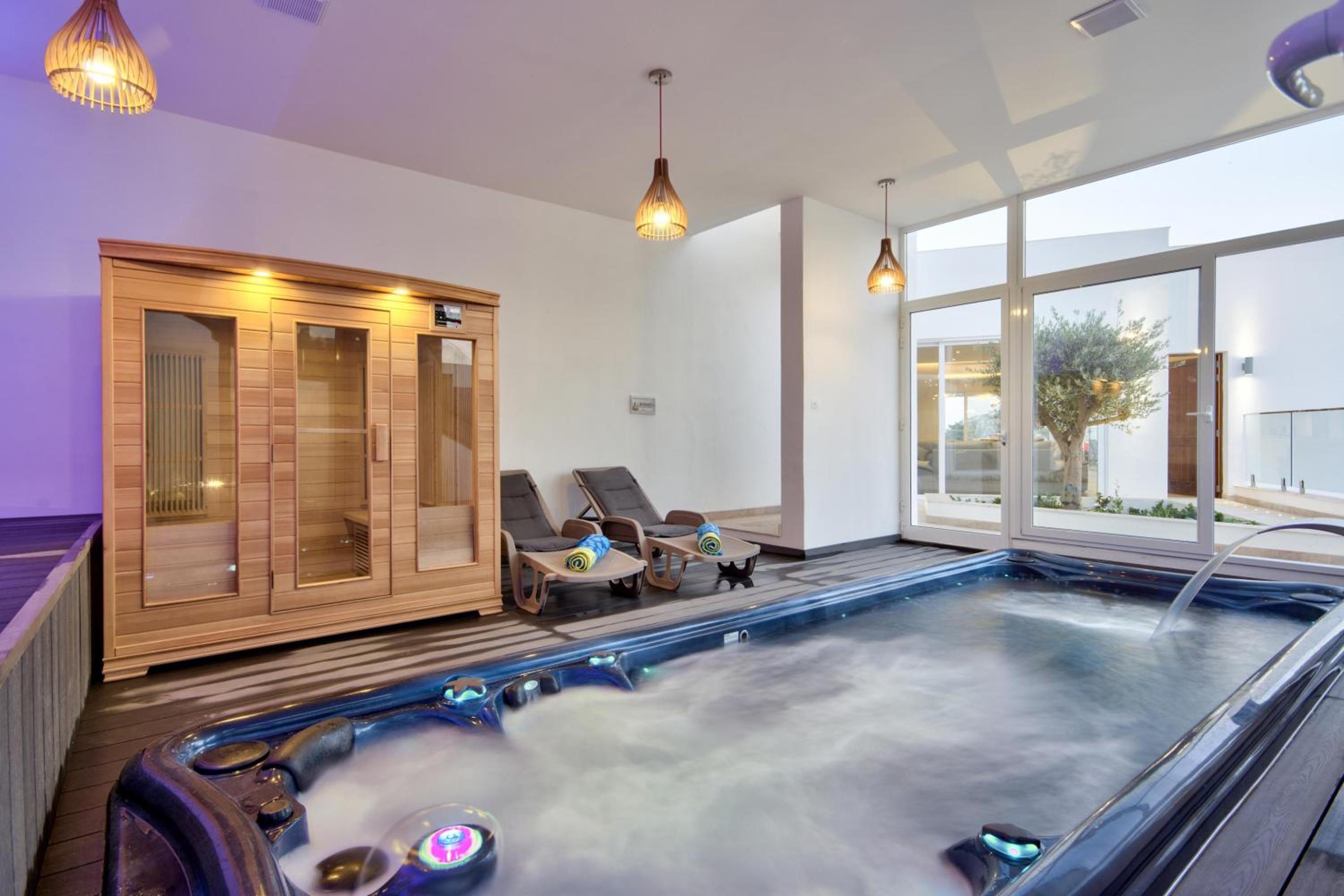 Villa Ghea - Indoor Jacuzzi Pool, Sauna and Games Room view 5