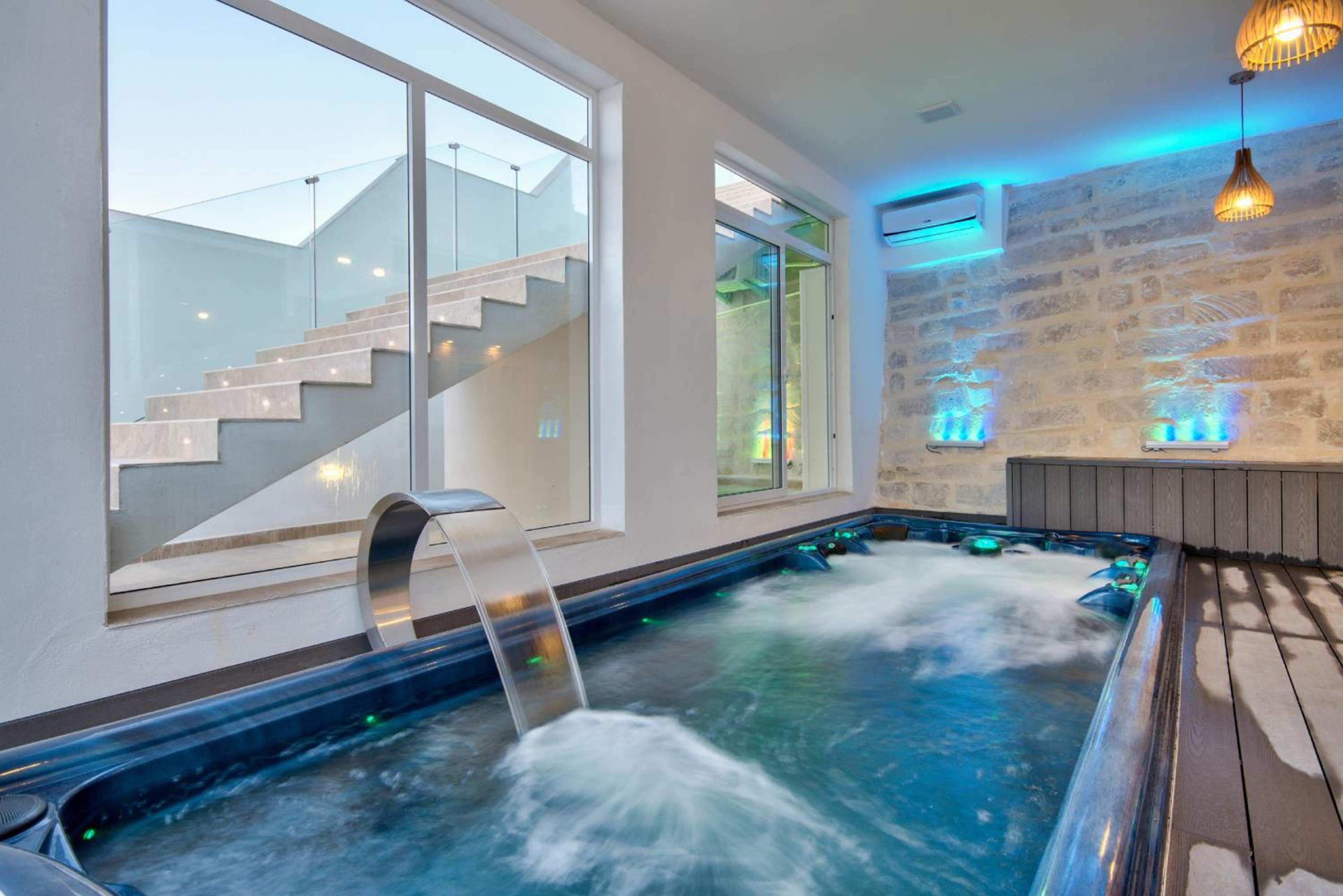 Villa Ghea - Indoor Jacuzzi Pool, Sauna and Games Room view 2